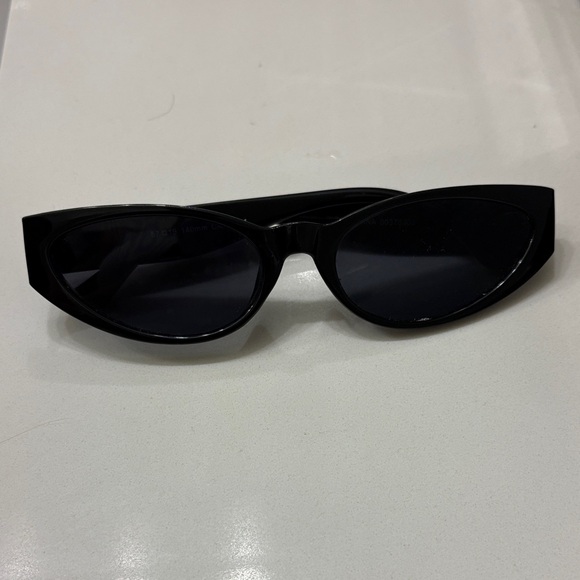Accessories - Chic Black Cat-Eye Sunglasses